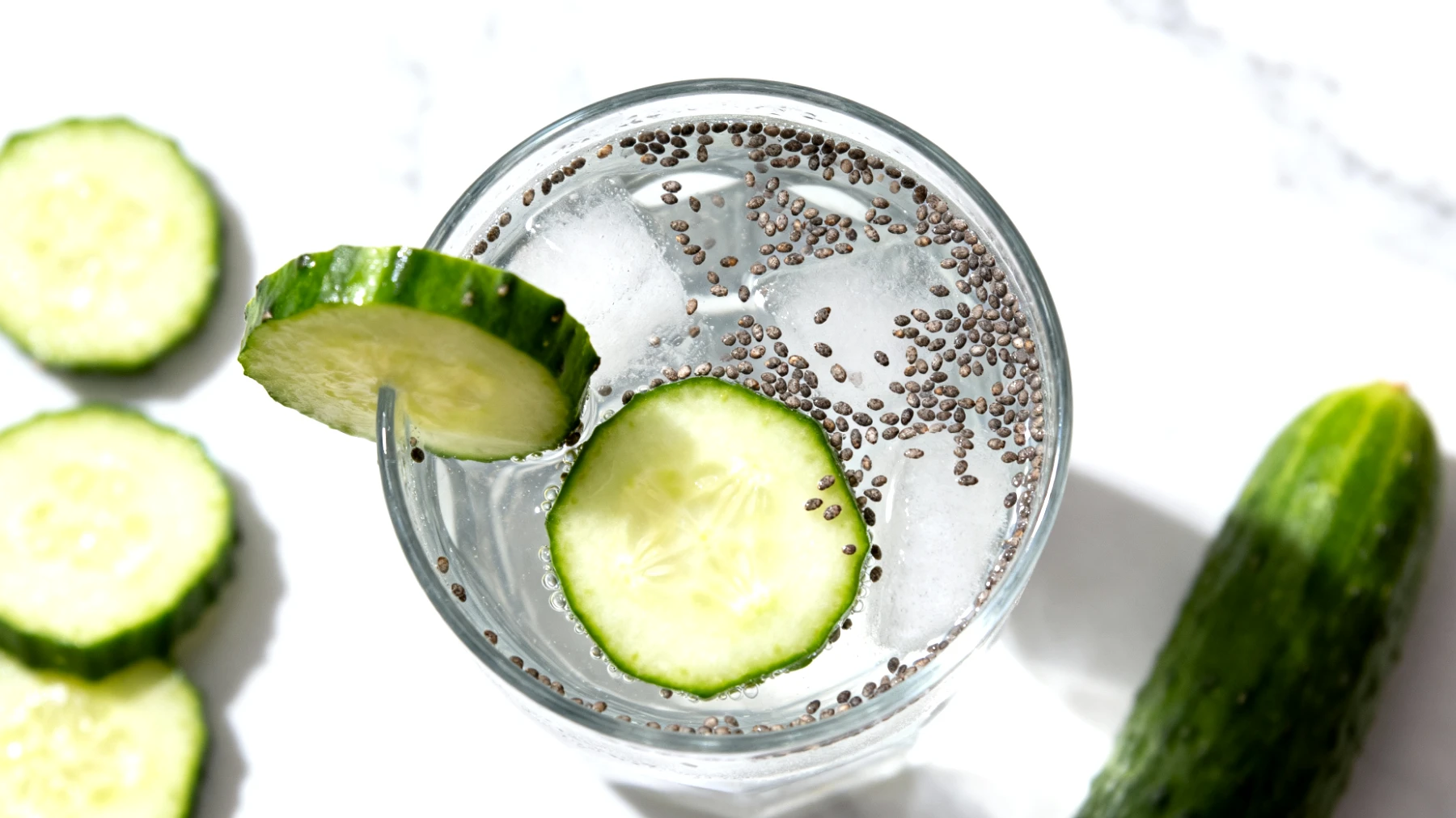 Acqua di cocco con semi di chia e cetriolo"