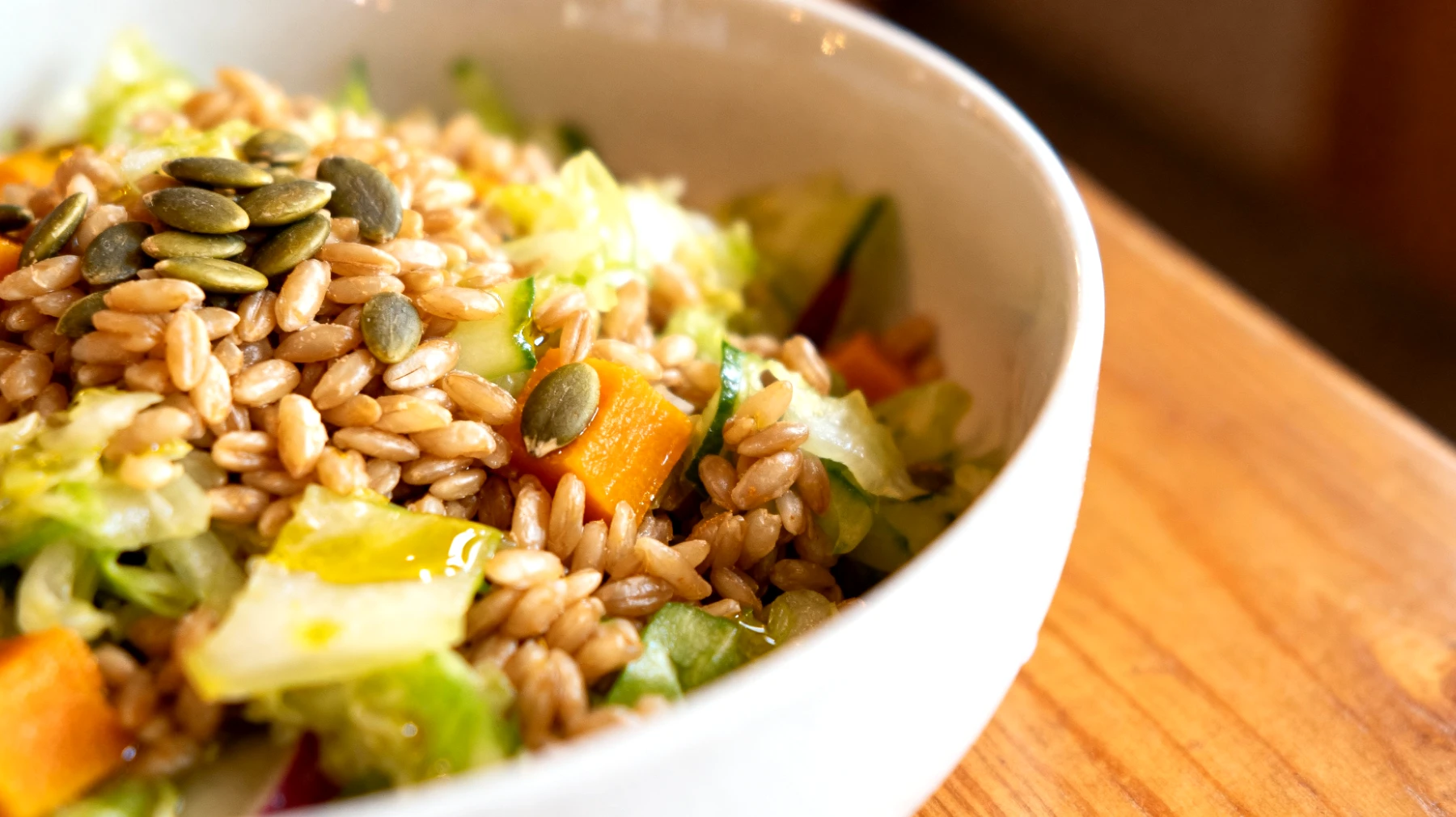 Insalata di farro con verdure fermentate, semi di zucca e olio di semi di lino"