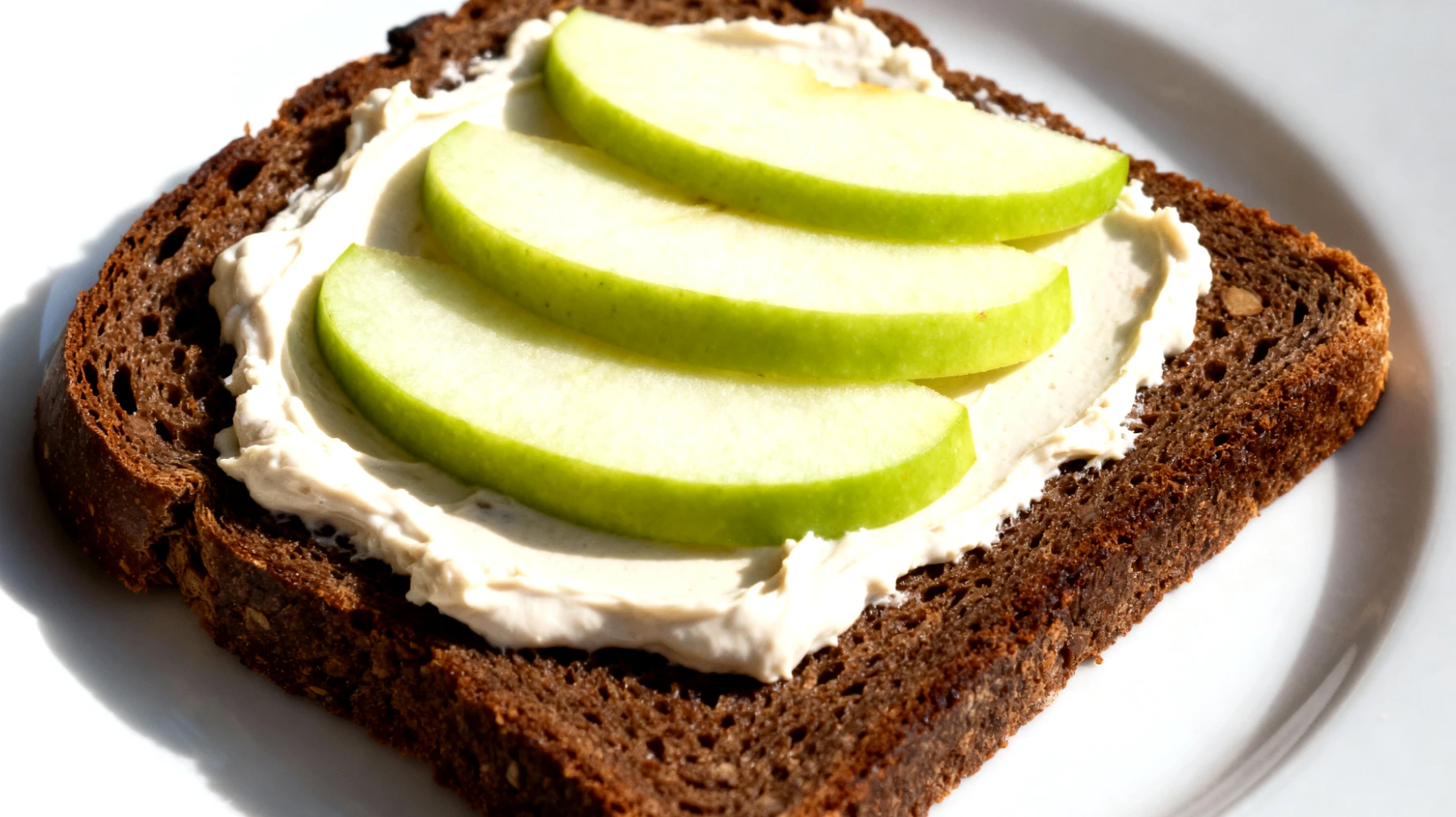 Pane di segale integrale con crema di mandorle bianche e mela verde"