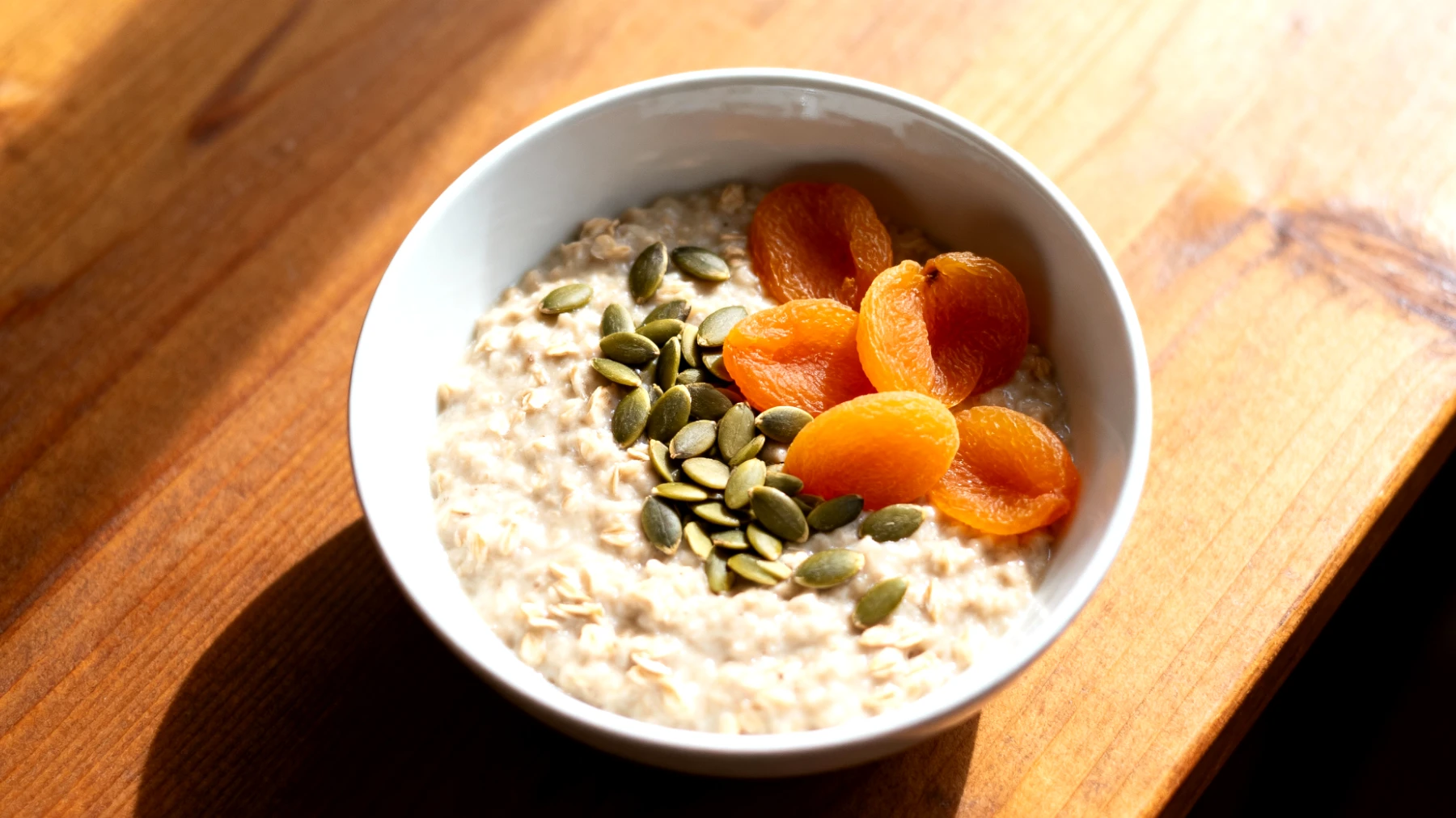 Porridge di avena con semi di zucca e albicocche secche"